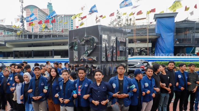 Mahasiswa Universitas Trisakti melakukan aksi saat acara Trisakti Bergerak di Tugu Reformasi 12 Mei, Jakarta, Jumat (9/2/2024). [Suara.com/Alfian Winanto]