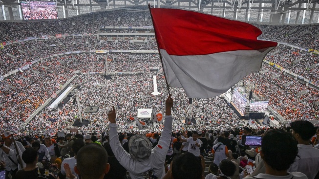 Seorang simpatisan mengibarkan bendera Merah Putih dalam kampanye akbar capres-cawapres nomor urut 1 Anies Baswedan dan Muhaimin Iskandar di Jakarta International Stadium (JIS), Jakarta, Sabtu (10/2/2024). [ANTARA FOTO/Aditya Pradana Putra].