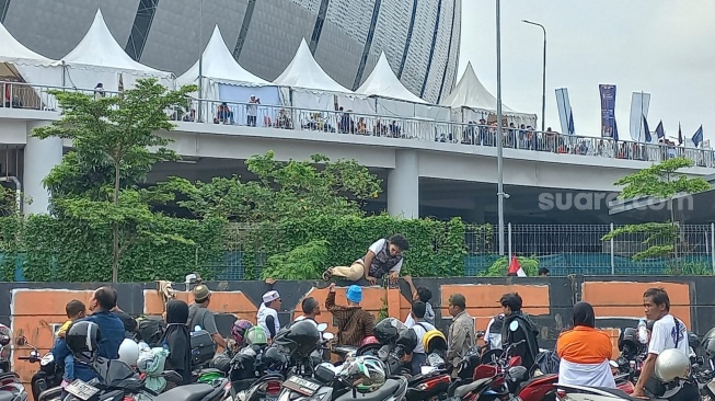 Ribuan pendukung pasangan calon nomor urut 1, Anies Baswedan dan Muhaimin Iskandar, tidak bisa masuk ke dalam Jakarta International Stadium (JIS), Jakarta, Sabtu (10/2/2024) pagi. (Suara.com/Yaumal)