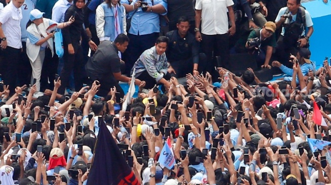 Calon Wakil Presiden (Cawapres) nomor urut 2, Gibran Rakabuming menyapa para simpatisan saat menghadiri Kampanye Akbar di Stadiun Utama Gelora Bung Karno (SUGBK), Jakarta, Sabtu (10/2/2024). [Suara.com/Alfian Winanto]