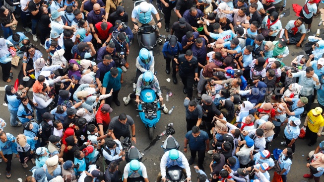 Calon Wakil Presiden (Cawapres) nomor urut 2, Gibran Rakabuming Raka bersama istrinya, Selvi Ananda (tengah) menaiki sepeda motor listrik saat menghadiri Kampanye Akbar di Stadiun Utama Gelora Bung Karno (SUGBK), Jakarta, Sabtu (10/2/2024). [Suara.com/Alfian Winanto]