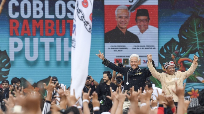 Capres-cawapres nomor urut 3 Ganjar Pranowo (kiri) dan Mahfud MD (kanan) menyapa relawan saat kampanye akbar di Benteng Vastenburg, Solo, Jawa Tengah, Sabtu (10/2/2024).[ANTARA FOTO/M Risyal Hidayat]. 