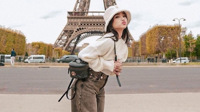 Fuji Berfoto dengan Latar Belakang Menara Eiffel (Instagram)