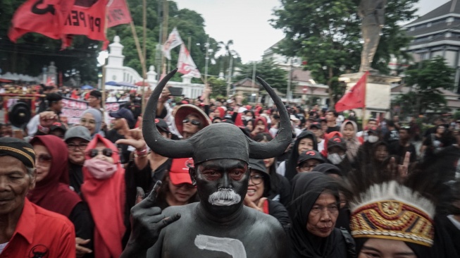 Simpatisan capres-cawapres nomor urut 3 Ganjar Pranowo-Mahfud MD mengikuti kirab kampanye akbar di Solo, Jawa Tengah, Sabtu (10/2/2024). [ANTARA FOTO/Mohammad Ayudha].