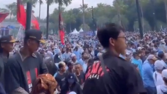 Kampanye Akbar Prabowo-Gibran Mulai Siang, Massa Sudah Padati GBK Sejak ...