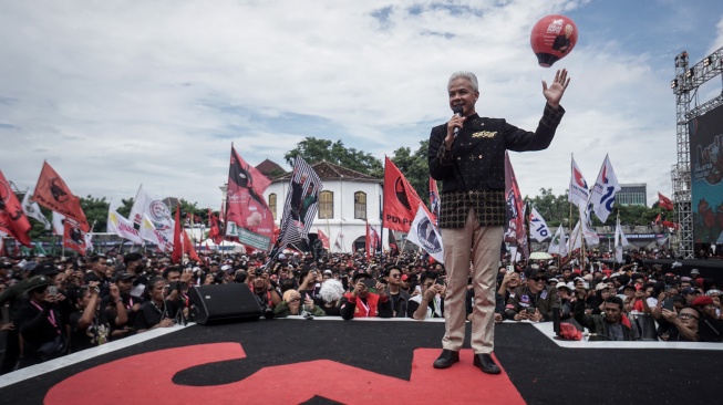 Capres nomor urut 3 Ganjar Pranowo (kiri) menyapa pendukungnya saat kampanye akbar capres-cawapres nomor urut 3 di Solo, Jawa Tengah, Sabtu (10/2/2024). [ANTARA FOTO/Mohammad Ayudha].