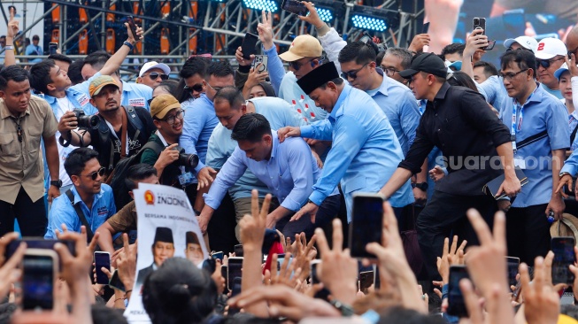 Calon Presiden (Capres) nomor urut dua, Prabowo Subianto menyapa para pendukung dan relawan saat kampanye akbar di Stadiun Utama Gelora Bung Karno (SUGBK), Jakarta, Sabtu (10/2/2024). [Suara.com/Alfian Winanto]