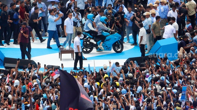 Calon Wakil Presiden (Cawapres) nomor urut 2, Gibran Rakabuming Raka bersama istrinya, Selvi Ananda (tengah) menaiki sepeda motor listrik saat menghadiri Kampanye Akbar di Stadiun Utama Gelora Bung Karno (SUGBK), Jakarta, Sabtu (10/2/2024). [Suara.com/Alfian Winanto]