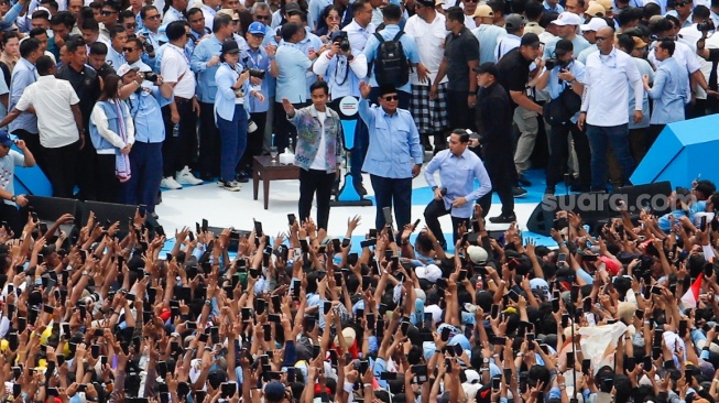 Pasangan Capres dan Cawapres nomor urut dua, Prabowo Subianto dan Gibran Rakabuming Raka (tengah) menyapa para pendukung saat kampanye akbar di Stadiun Utama Gelora Bung Karno (SUGBK), Jakarta, Sabtu (10/2/2024). [Suara.com/Alfian Winanto]