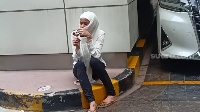 Kondisi Olla Ramlan tampak kelelahan di Hotel Kemayoran, Jakarta Pusat, Sabtu (10/2/2024). Kondisi Olla drop setelah mengikuti kampanye Anies Baswedan dan Muhaimin Iskandar. [Rena Pangesti/Suara.com]