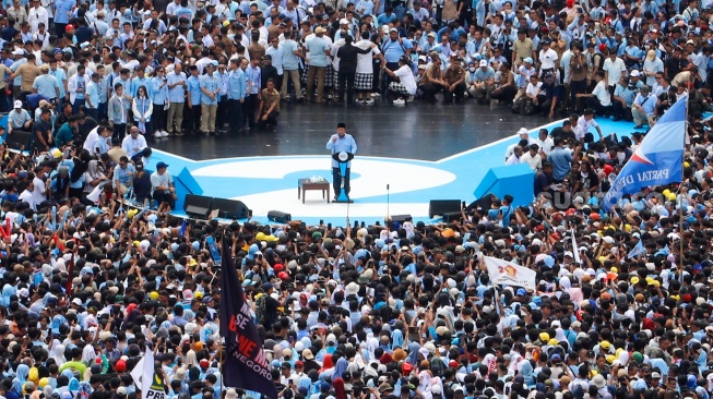 Calon Presiden (Capres) nomor urut dua, Prabowo Subianto menyampaikan pidato politiknya saat kampanye akbar di Stadiun Utama Gelora Bung Karno (SUGBK), Jakarta, Sabtu (10/2/2024). [Suara.com/Alfian Winanto]