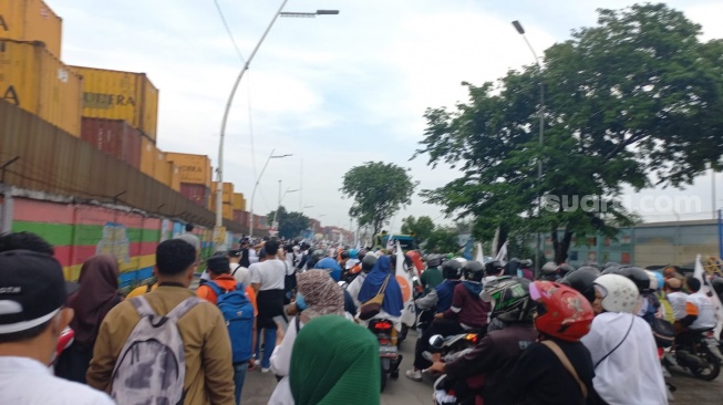 Stasiun Ancol Penuh, Pendukung Anies-Muhaimin Harus Rela Jalan Kaki 4 KM dari Tanjung Priok ke JIS