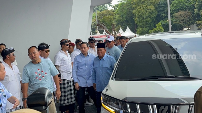 Capres nomor urut 2 Prabowo Subianto tiba di acara kampanye akbar di Stadion Utama Gelora Bung Karno (SUGBK), Jakarta, Sabtu (10/2/2024). (Suara.com/Yasir)