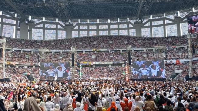 Pasangan calon nomor urut 1, Anies Baswedan dan Muhaimin Iskandar atau Cak Imin, menyapa para pendukungnya di Jakarta International Stadium (JIS), Jakarta Utara, Sabtu (10/2/2024). (Suara.com/Rakha)