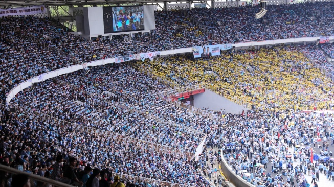 Simpatisan Capres-Cawapres nomor urut 2 Prabowo-Gibran saat mengikuti kampanye akbar di Stadion Utama Gelora Bung Karno (SUGBK), Senayan, Jakarta, Sabtu (10/2/2024). [Suara.com/Alfian Winanto]