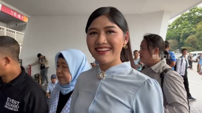 Istri Kaesang Pangarep, Erina Gudono menggunakan ojek online alias ojol ke acara kampanye akbar Prabowo-Gibran di Stadion Utama Gelora Bung Karno (SUGBK), Jakarta, Sabtu (10/2/2024). (Suara.com/M. Yasir)