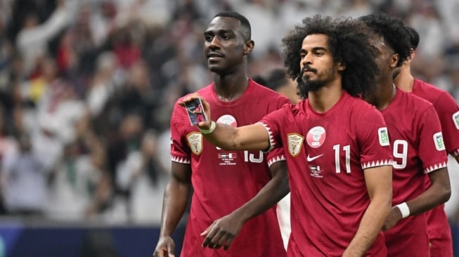 Penyerang timnas Qatar, Akram Afif melakukan selebrasi unik setelah mencetak gol pertama timnya dari tendangan penalti pada pertandingan final Piala Asia 2023-2024 antara Yordania vs Qatar di Stadion Lusail di Lusail, utara Doha pada 10 Februari 2024.HECTOR RETAMAL / AFP.