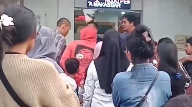 Petugas Sorlip Surat Suara Geruduk KPU Makassar Tagih Honor yang Belum Dibayar