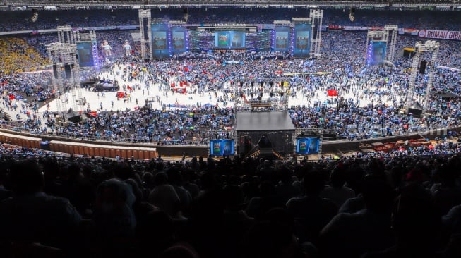 Para relawan dan pendukung Paslon nomor urut 2 Prabowo-Gibran memenuhi stadiun saat Kampanye Akbar di Stadiun Gelora Bung Karno (SUGBK), Jakarta, Sabtu (10/2/2024). [Suara.com/Alfian Winanto]