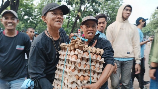 Seru! Momen Pendukung Prabowo-Gibran Rebutan Telur Gratis Di GBK: Lumayan Ini