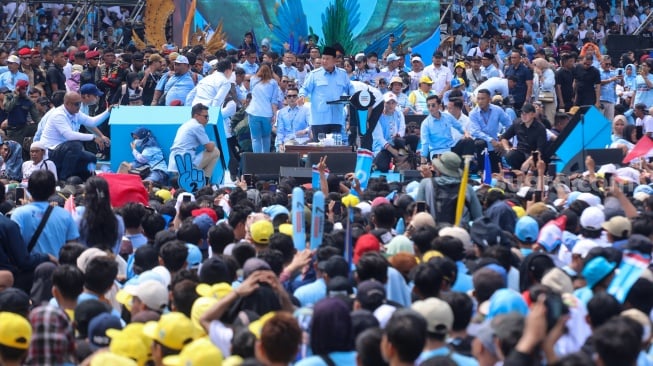 Calon Presiden (Capres) nomor urut dua, Prabowo Subianto menyampaikan pidato politiknya saat kampanye akbar di Stadiun Utama Gelora Bung Karno (SUGBK), Jakarta, Sabtu (10/2/2024). [Suara.com/Alfian Winanto]