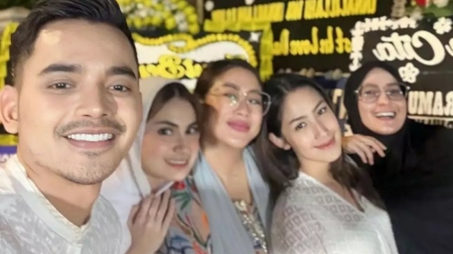 Potret Tamara Tyasmara di Tahlilan Dante (Instagram/@rennov3011)