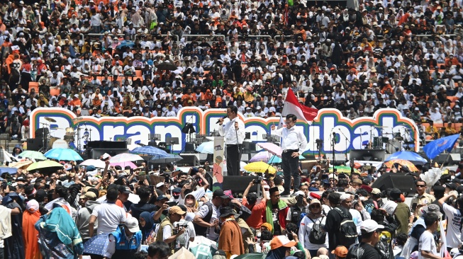 Capres-cawapres nomor urut 1 Anies Baswedan-Muhaimin Iskandar menyapa para pendukung mereka dalam kampanye akbar di Jakarta International Stadium (JIS), Jakarta, Sabtu (10/2/2024). [ANTARA FOTO/Aditya Pradana Putra].