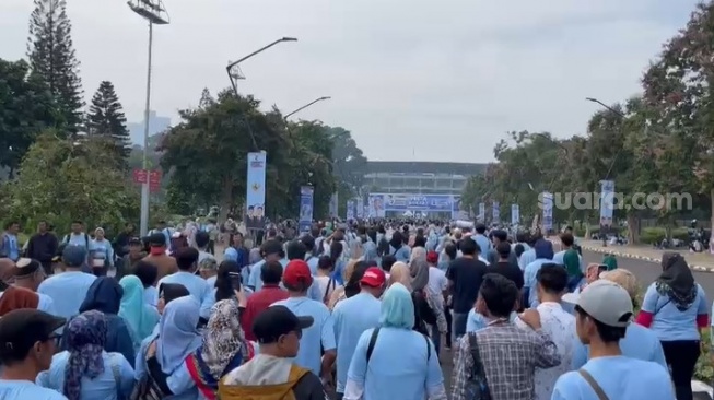 Massa Pendukung Prabowo-Gibran Mulai Padati GBK Jelang Kampanye Akbar