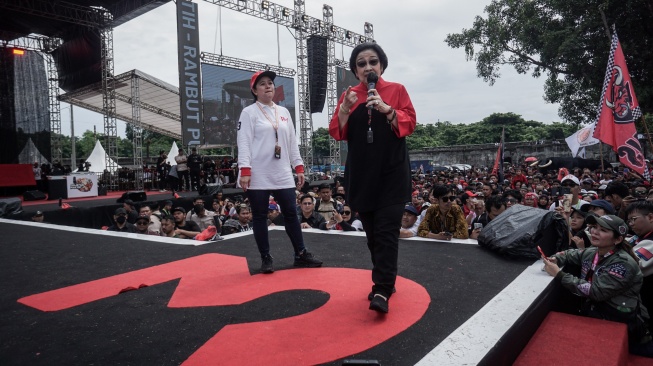 Ketua Umum PDI Perjuangan Megawati Soekarnoputri (kanan) didampingi Ketua DPP PDI Perjuangan Puan Maharani (kiri) memberikan orasi politik saat kampanye akbar capres-cawapres nomor urut 3 Ganjar Pranowo-Mahfud MD di Solo, Jawa Tengah, Sabtu (10/2/2024). [ANTARA FOTO/Mohammad Ayudha].