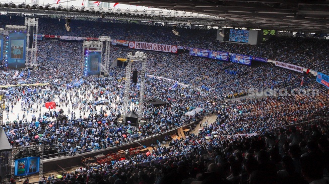 Para relawan dan pendukung Paslon nomor urut 2 Prabowo-Gibran memenuhi stadiun saat Kampanye Akbar di Stadiun Gelora Bung Karno (SUGBK), Jakarta, Sabtu (10/2/2024). [Suara.com/Alfian Winanto]