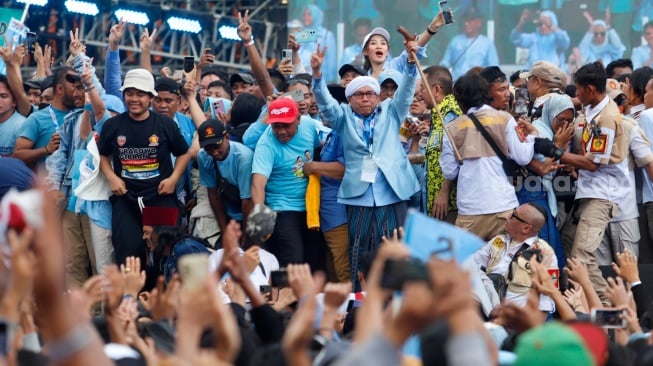 Simpatisan Capres-Cawapres nomor urut 2 Prabowo-Gibran saat mengikuti kampanye akbar di Stadion Utama Gelora Bung Karno (SUGBK), Senayan, Jakarta, Sabtu (10/2/2024). [Suara.com/Alfian Winanto]