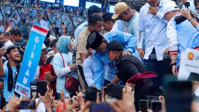 Calon Presiden (Capres) nomor urut dua, Prabowo Subianto menyapa para pendukung dan relawan saat kampanye akbar di Stadiun Utama Gelora Bung Karno (SUGBK), Jakarta, Sabtu (10/2/2024). [Suara.com/Alfian Winanto]