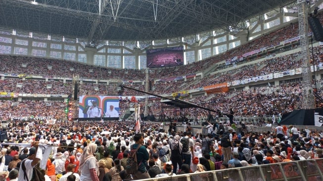 Pasangan calon nomor urut 1, Anies Baswedan dan Muhaimin Iskandar atau Cak Imin, menyapa para pendukungnya di Jakarta International Stadium (JIS), Jakarta Utara, Sabtu (10/2/2024). (Suara.com/Rakha)