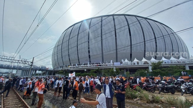 Stadion JIS Penuh, Pendukung Anies-Muhaimin Ada yang Panjat Tembok Agar Bisa Masuk