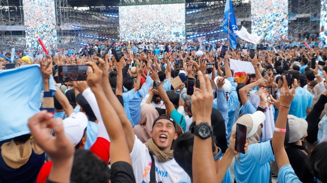 Simpatisan Capres-Cawapres nomor urut 2 Prabowo-Gibran saat mengikuti kampanye akbar di Stadion Utama Gelora Bung Karno (SUGBK), Senayan, Jakarta, Sabtu (10/2/2024). [Suara.com/Alfian Winanto]