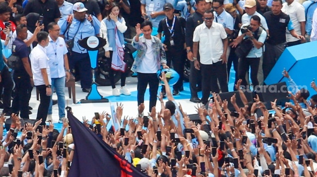 Calon Wakil Presiden (Cawapres) nomor urut 2, Gibran Rakabuming menyapa para simpatisan saat menghadiri Kampanye Akbar di Stadiun Utama Gelora Bung Karno (SUGBK), Jakarta, Sabtu (10/2/2024). [Suara.com/Alfian Winanto]