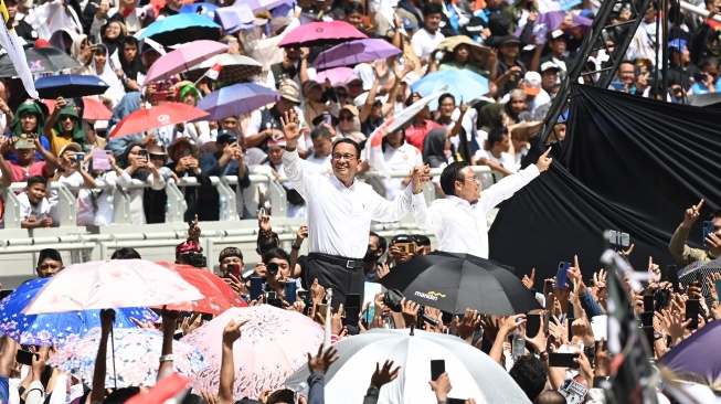 Capres nomor urut 1 Anies Baswedan (kiri) didampingi cawapres Muhaimin Iskandar menyapa para pendukungnya dalam kampanye akbar di Jakarta International Stadium (JIS), Jakarta, Sabtu (10/2/2024). [ANTARA FOTO/Aditya Pradana Putra].