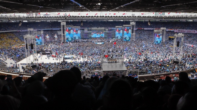 Simpatisan Capres-Cawapres nomor urut 2 Prabowo-Gibran saat mengikuti kampanye akbar di Stadion Utama Gelora Bung Karno (SUGBK), Senayan, Jakarta, Sabtu (10/2/2024). [Suara.com/Alfian Winanto]