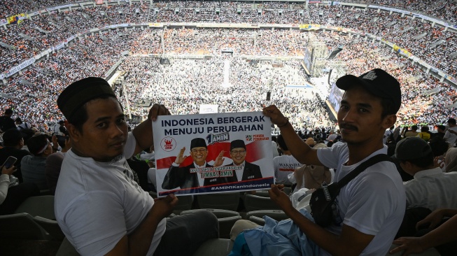 Sejumlah pendukung membentangkan poster dukungan untuk capres-cawapres nomor urut 1 Anies Baswedan dan Muhaimin Iskandar dalam kampanye akbar di Jakarta International Stadium (JIS), Jakarta, Sabtu (10/2/2024). [ANTARA FOTO/Aditya Pradana Putra].