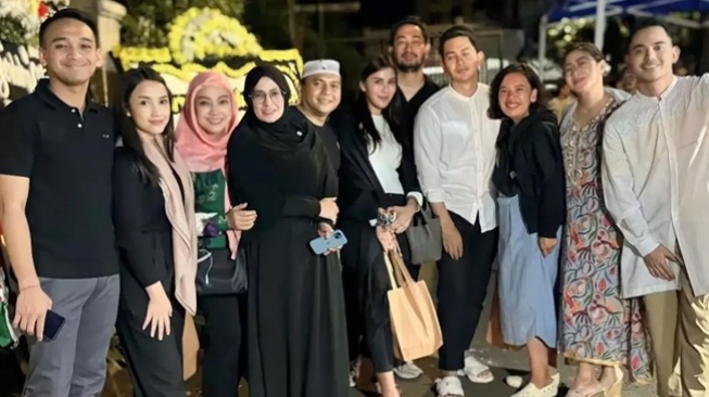 Potret Tamara Tyasmara di Tahlilan Dante (Instagram/@rennov3011)