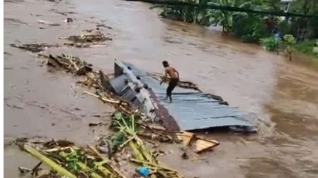 Detik-Detik Menegangkan Sahdan Terseret Arus Bersama Rumahnya saat Banjir Bandang di Sumbawa