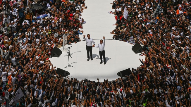 Capres nomor urut 1 Anies Baswedan (kiri) didampingi cawapres Muhaimin Iskandar menyapa para pendukungnya dalam kampanye akbar di Jakarta International Stadium (JIS), Jakarta, Sabtu (10/2/2024).  [ANTARA FOTO/Aditya Pradana Putra].