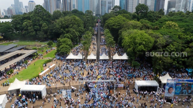 Para relawan dan pendukung Paslon nomor urut 2 Prabowo-Gibran saat Kampanye Akbar di Stadiun Gelora Bung Karno (SUGBK), Jakarta, Sabtu (10/2/2024). [Suara.com/Alfian Winanto]