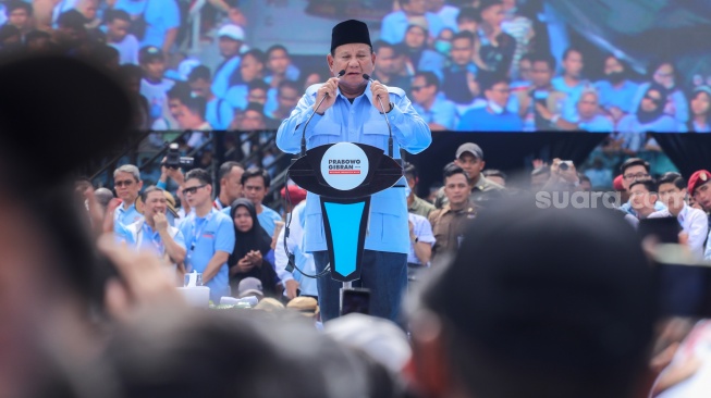 Calon Presiden (Capres) nomor urut dua, Prabowo Subianto menyampaikan pidato politiknya saat kampanye akbar di Stadiun Utama Gelora Bung Karno (SUGBK), Jakarta, Sabtu (10/2/2024). [Suara.com/Alfian Winanto]