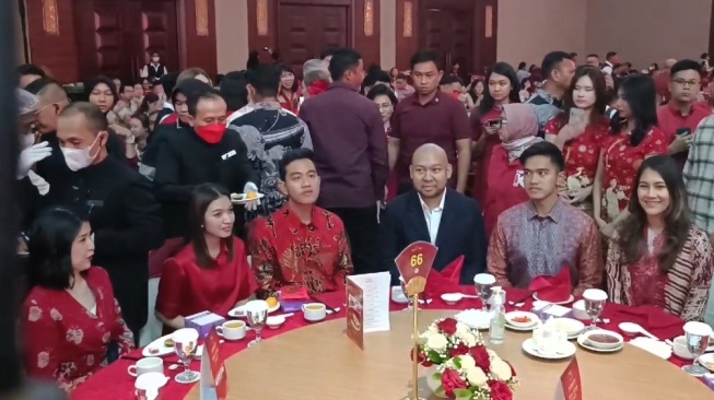 Masa Tenang Kampanye: Gibran Bawa Keluarga Hadiri Acara Imlek di Glodok Jakbar, Didit Prabowo Diapit Kaesang