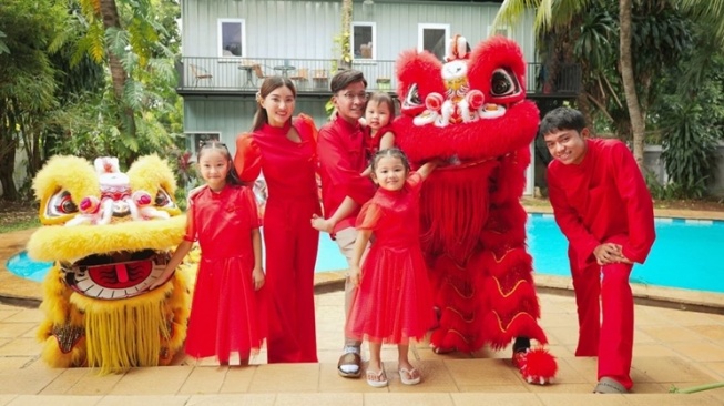 Gaya Keluarga Artis Rayakan Tahun Baru Imlek 2024 (Instagram/sarwendah29)