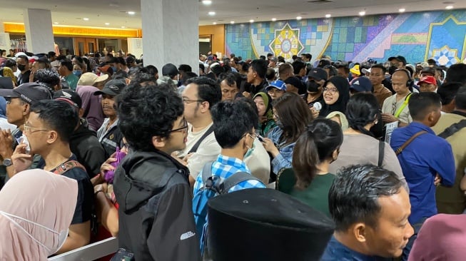 Ribuan WNI membludak di tempat pemungutan suara atau TPS di Gedung World Trade Centre (WTC) Kuala Lumpur, Malaysia, Minggu (11/2/2024). [Dok. Migrant Care]