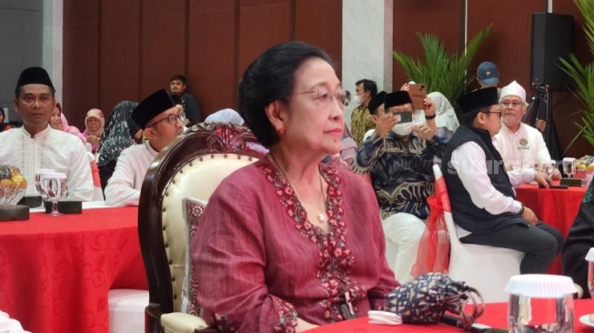 Ketua Umum PDI Perjuangan, Megawati Soekarnoputri mendatangi aula Masjid At-Taufiq, Lenteng Agung, Jakarta Selatan, Minggu (11/2/2024). (Suara.com/Fakhri)