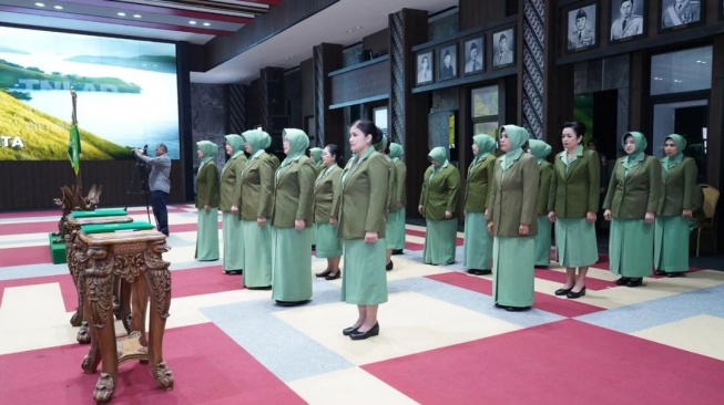 Ibu Persit alias istri tentara (istri TNI AD). (Instagram/@persitkckpusat)
