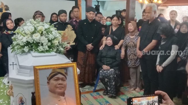 Berkaca-kaca, Ganjar dan Siti Atikoh Takziah ke Rumah Duka Blacius Subono: Dia Seniman yang Hebat